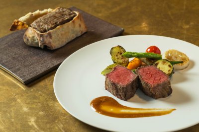 2 La Chataigne(シャテーニュ) 常陸牛"煌"ヒレ肉の来福酒粕包み焼き 〜茨城県産の野菜のソテー添え〜