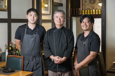 4 Au Bon Viveur(オー・ボン・ヴィヴェール) 佐藤オーナーシェフ(中央)