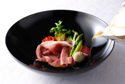 “くまもとあか牛”サーロインの軽いポシェとコンソメスープ