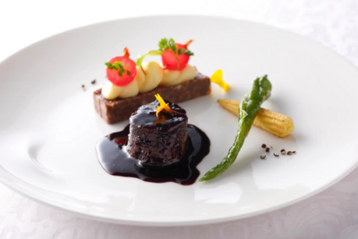 和牛ほほ肉を赤ワイン煮込みと温かなタルタル  2種類の調理法で