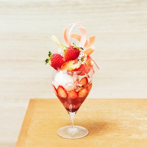 デリーモ東京カフェにおいて「いばらキッス」スイーツを販売中！